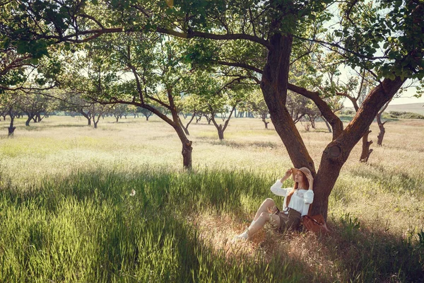 Hasır Şapkalı genç kız yeşil çayırlar seyahat
