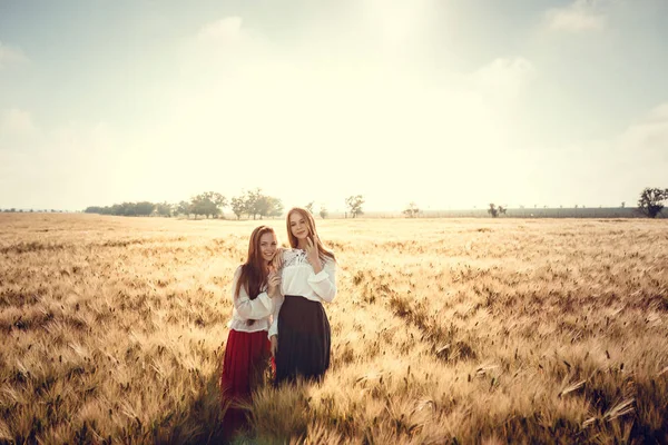 Két fiatal nők várjuk a naplementét. legjobb barátok — Stock Fotó