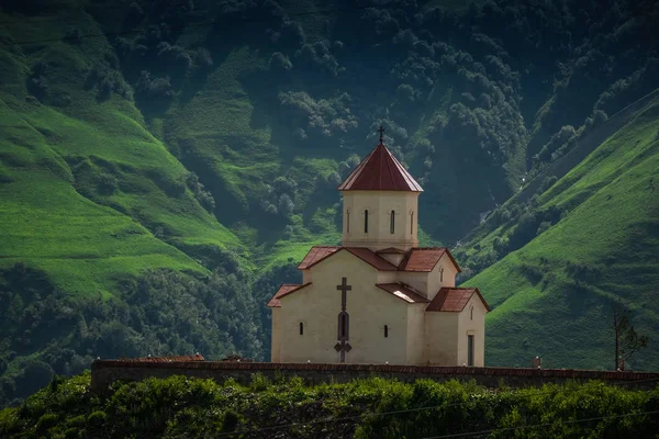 Igreja em uma montanha na Geórgia — Fotografia de Stock