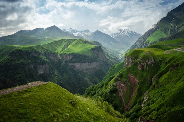 Kaukasische bergketens en valleien in Doebai (Georgia) — Stockfoto