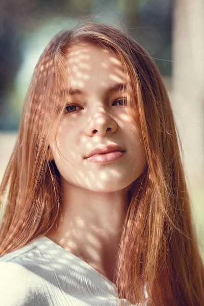 Retrato de uma jovem encantadora ao ar livre . — Fotografia de Stock