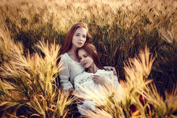 Két fiatal nők várjuk a naplementét. legjobb barátok — Stock Fotó