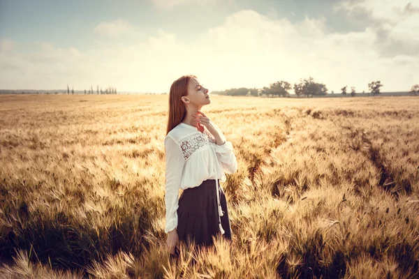 Due giovani donne attendono con ansia il tramonto. Migliori amici — Foto Stock