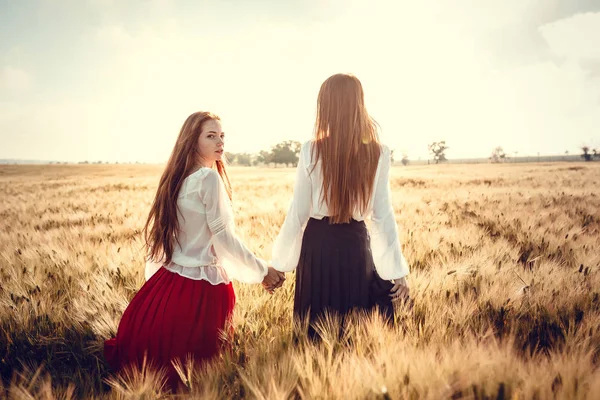 Due giovani donne attendono con ansia il tramonto. Migliori amici — Foto Stock