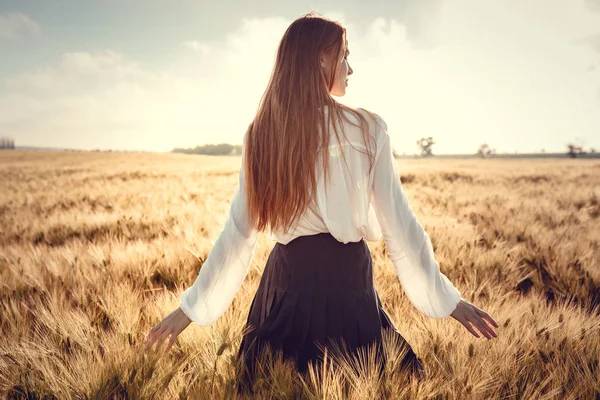 Due giovani donne attendono con ansia il tramonto. Migliori amici — Foto Stock