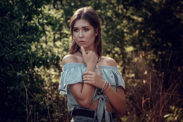 Jovem bela mulher asiática em estilo hippy . — Fotografia de Stock