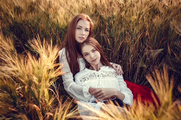 Two young women are looking forward tothe sunset. Best friends — Stock Photo, Image