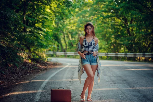 Yol boyunca otostop çeken güzel bir genç kadın.. — Stok fotoğraf