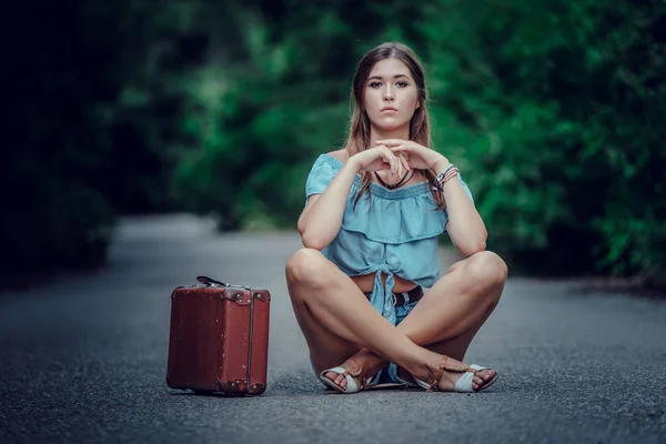 Junge schöne asiatische Frau im Hippie-Stil. — Stockfoto