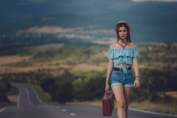 Mulheres estão saudando um carro em uma estrada — Fotografia de Stock