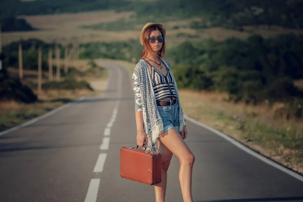 Las mujeres están aclamando un coche en una carretera — Foto de Stock