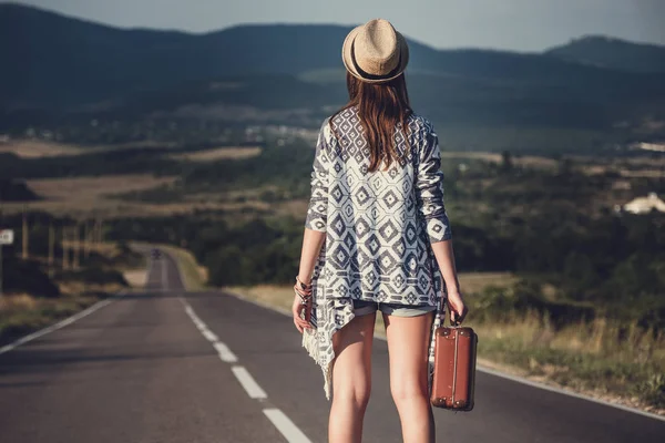 Les femmes saluent une voiture sur une route — Photo