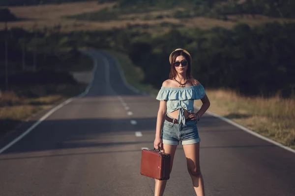 Les femmes saluent une voiture sur une route — Photo