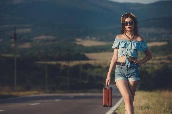 Las mujeres están aclamando un coche en una carretera — Foto de Stock