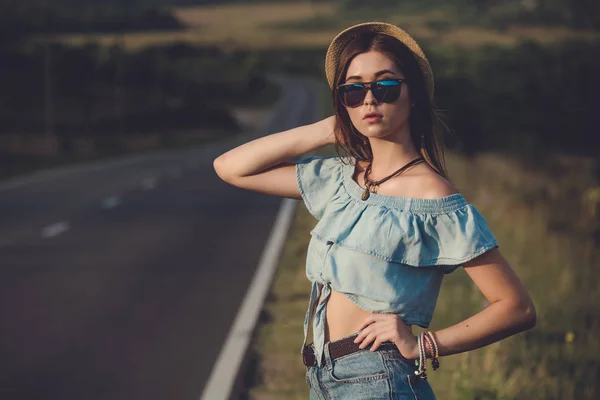 Mulheres estão saudando um carro em uma estrada — Fotografia de Stock