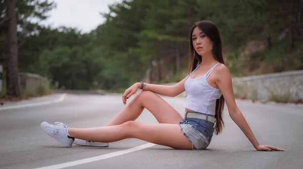 Hermosa joven viaja a través de una zona montañosa . — Foto de Stock