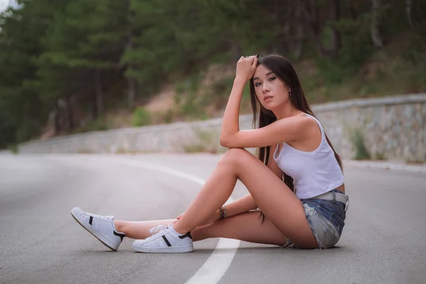 Hermosa joven viaja a través de una zona montañosa . — Foto de Stock