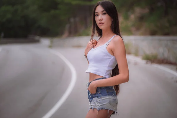 Hermosa joven viaja a través de una zona montañosa . — Foto de Stock