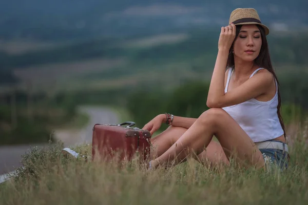 Las mujeres está llamando a un coche en una carretera. Dando un paseo. Al aire libre vaca — Foto de Stock