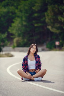 Özgürlük seyahat kavramı. yaz hafta sonu. Kadın yürüyüş