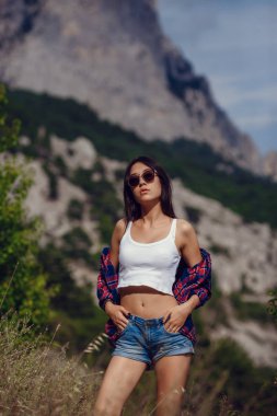 Özgürlük seyahat kavramı. yaz hafta sonu. Kadın yürüyüş