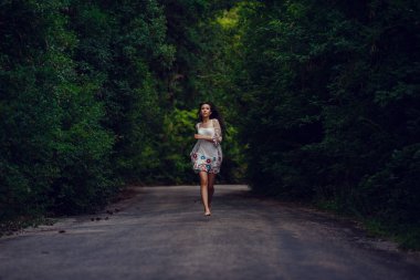 Özgürlük seyahat kavramı. yaz hafta sonu. Kadın yürüyüş