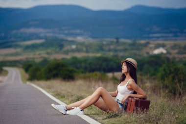 Özgürlük seyahat kavramı. yaz hafta sonu. Kadın yürüyüş