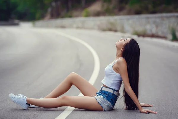 Concepto de viaje de libertad. fin de semana de verano. Camina mujer — Foto de Stock