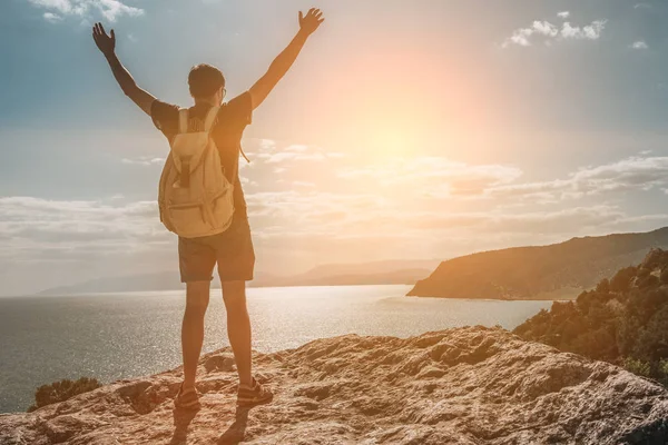 Erfolgskonzept. Wanderer mit Rucksack auf einem Berg stehend — Stockfoto