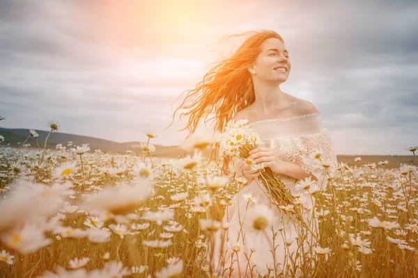 Bella ragazza con i capelli rossi ricci in campo camomilla — Foto Stock