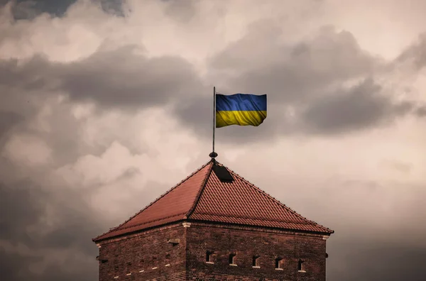 Gyönyörű flailing zászló a tetőn a régi erőd — Stock Fotó