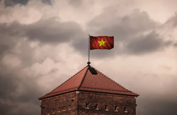 Beautiful flailing flag on the roof of the old fortress — Stock Photo, Image