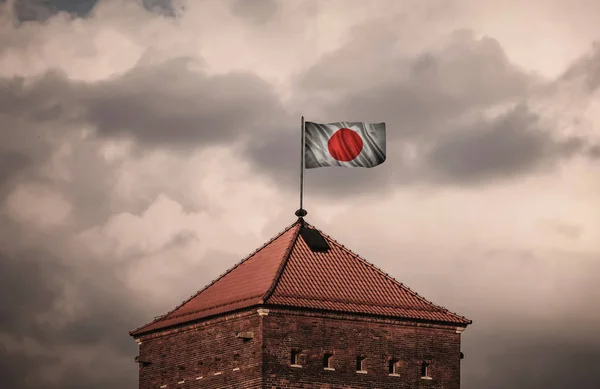 Vacker flailing flagga på taket av den gamla fästningen — Stockfoto