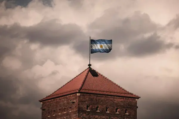 Piękny wymachując flagę na dachu starej twierdzy — Zdjęcie stockowe