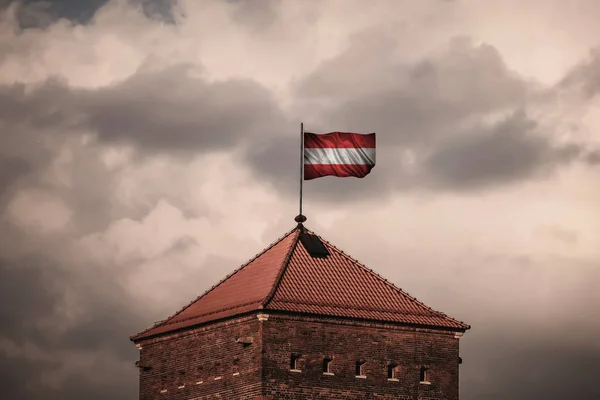 Gyönyörű flailing zászló a tetőn a régi erőd — Stock Fotó