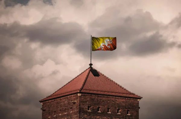 Gyönyörű flailing zászló a tetőn a régi erőd — Stock Fotó