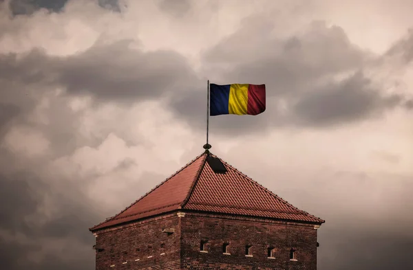 Gyönyörű flailing zászló a tetőn a régi erőd — Stock Fotó