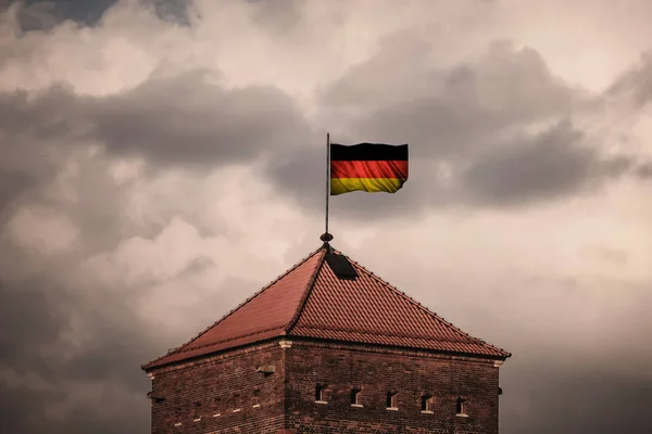 Hermosa bandera ondeante en el techo de la antigua fortaleza —  Fotos de Stock