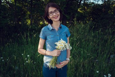 Hamile anne yaz alanında bekliyor