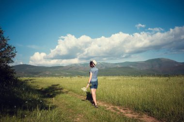 Hamile anne yaz alanında bekliyor