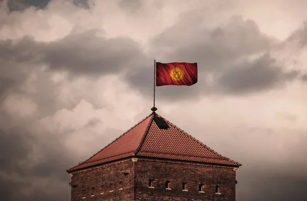 Красивый флажок на крыше старой крепости — стоковое фото
