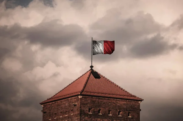 Gyönyörű flailing zászló a tetőn a régi erőd — Stock Fotó