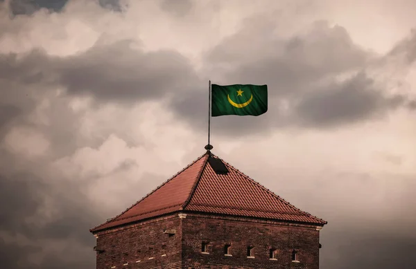 Hermosa bandera ondeante en el techo de la antigua fortaleza —  Fotos de Stock