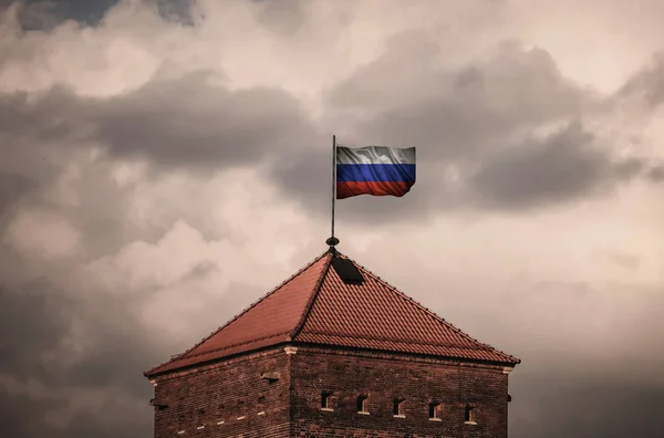 Schöne Fahne auf dem Dach der alten Festung — Stockfoto