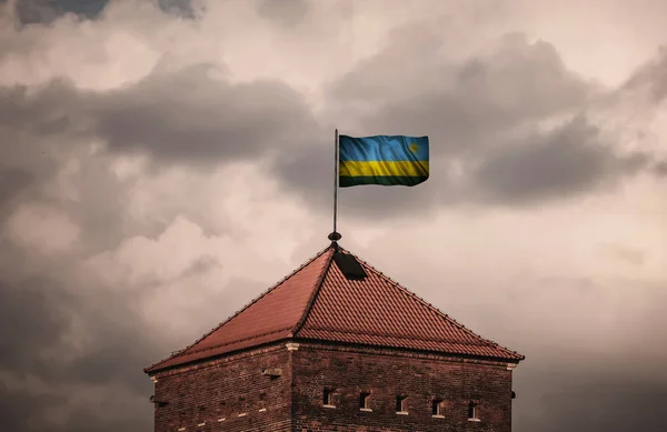 Hermosa bandera ondeante en el techo de la antigua fortaleza — Foto de Stock