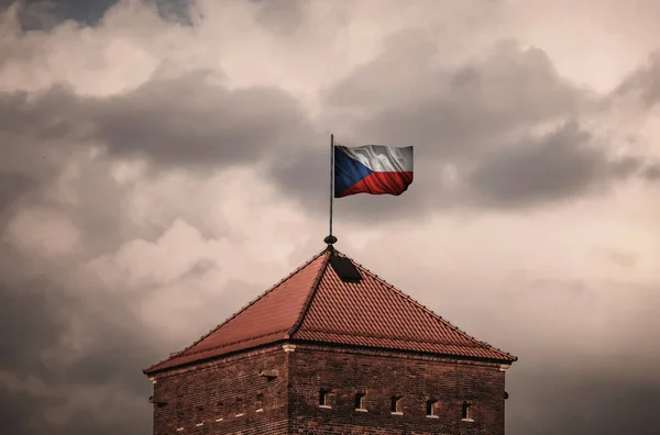 Schöne Fahne auf dem Dach der alten Festung — Stockfoto
