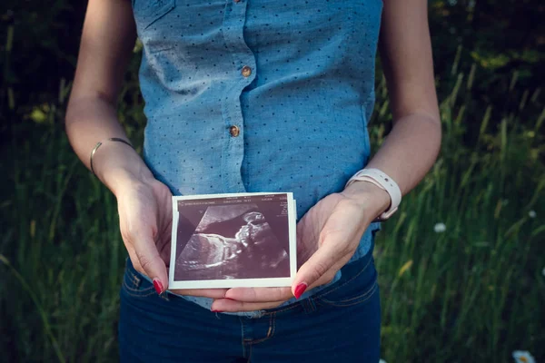 Těhotná maminka očekává v poli letní — Stock fotografie