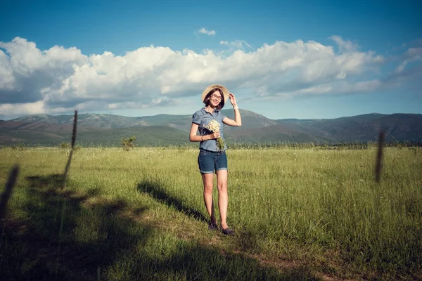 Incinta mamma in attesa nel campo estivo — Foto Stock