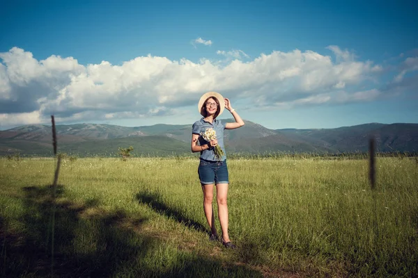 Gravid mamma väntar i fältet sommaren — Stockfoto