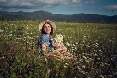 Hamile anne yaz alanında bekliyor